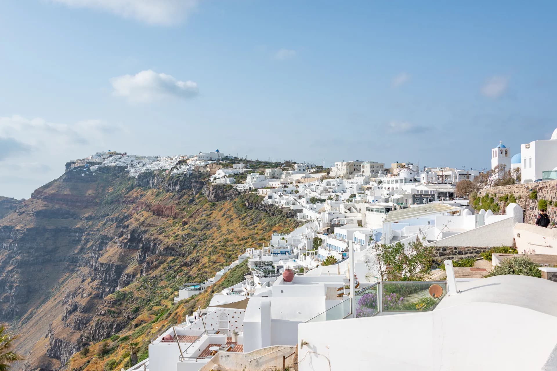 Ukážkový obrázok BookNoFees: Biele domy na strmých svahoch ostrova Santorini