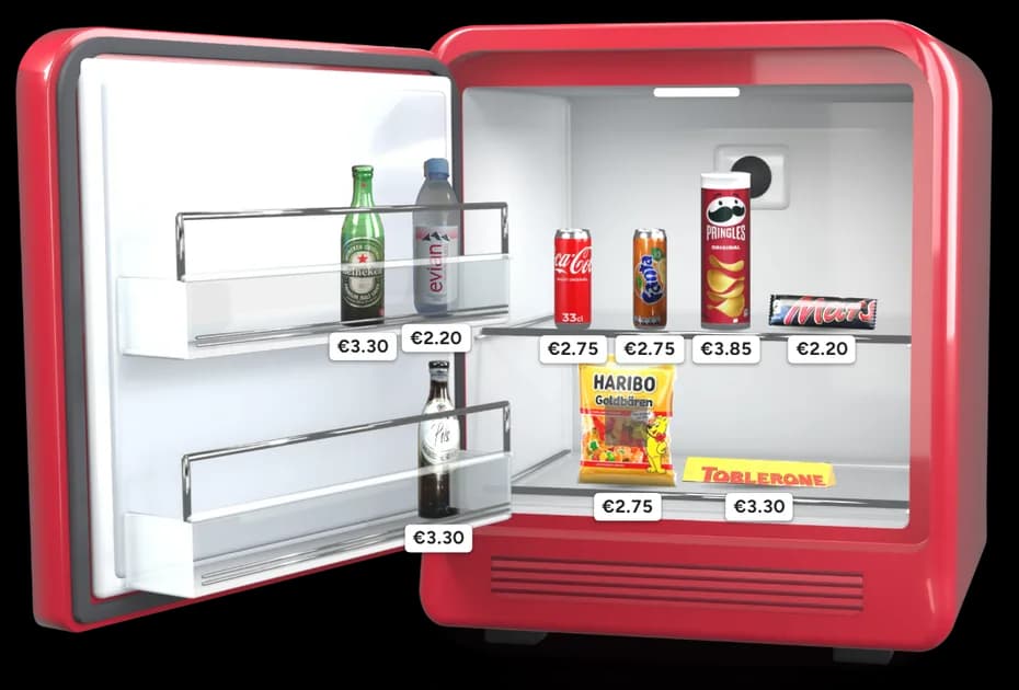 Minibar BookNoFees tak, ako ho vidia vaši hostia: otvorený, s nápojmi, občerstvením a cenou pri každom produkte