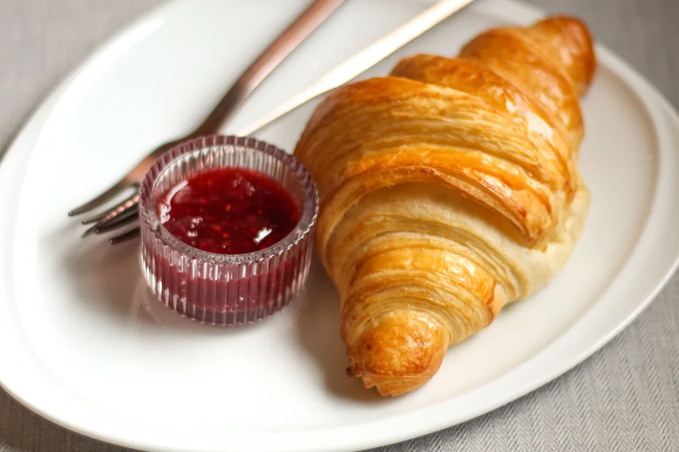 BookNoFees: Ukážková fotografia: Croissant podávaný s džemom