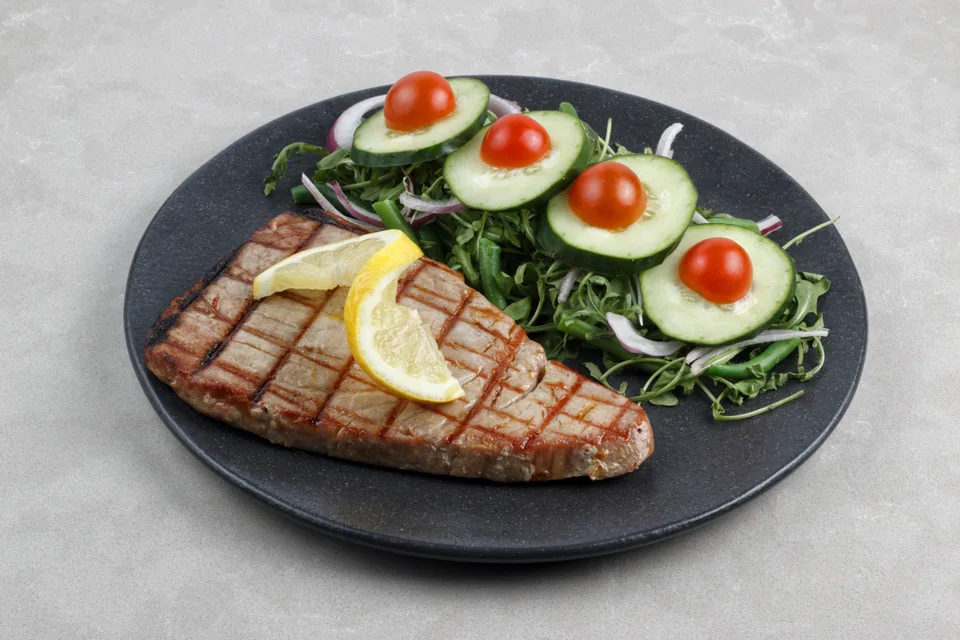 BookNoFees: Ukážková fotografia: Grilovaný steak z tuniaka so šalátom a citrónom
