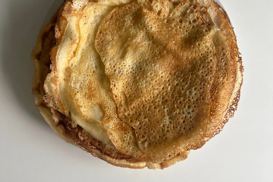 BookNoFees: Ukážková fotografia: Tenké zlatisté palacinky na bielom tanieri