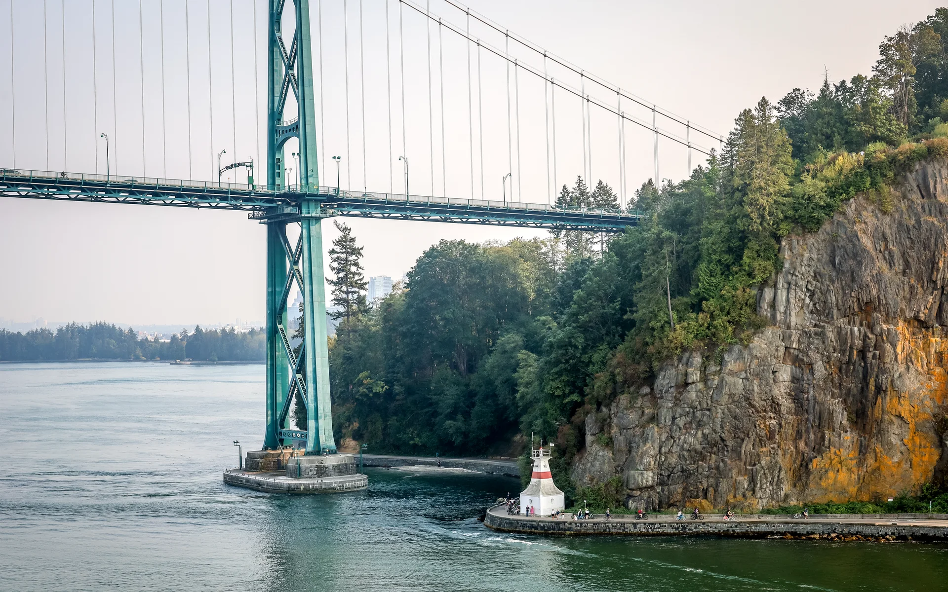 Most Lions Gate nad vodou vo Vancouveri