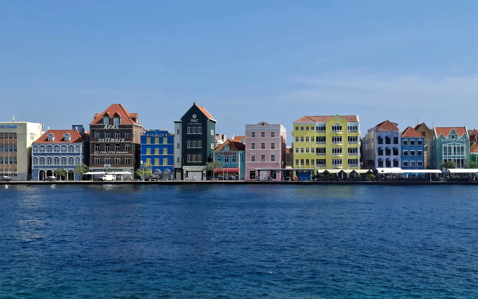 Farebné domy pri vode vo Willemstade na Curaçao