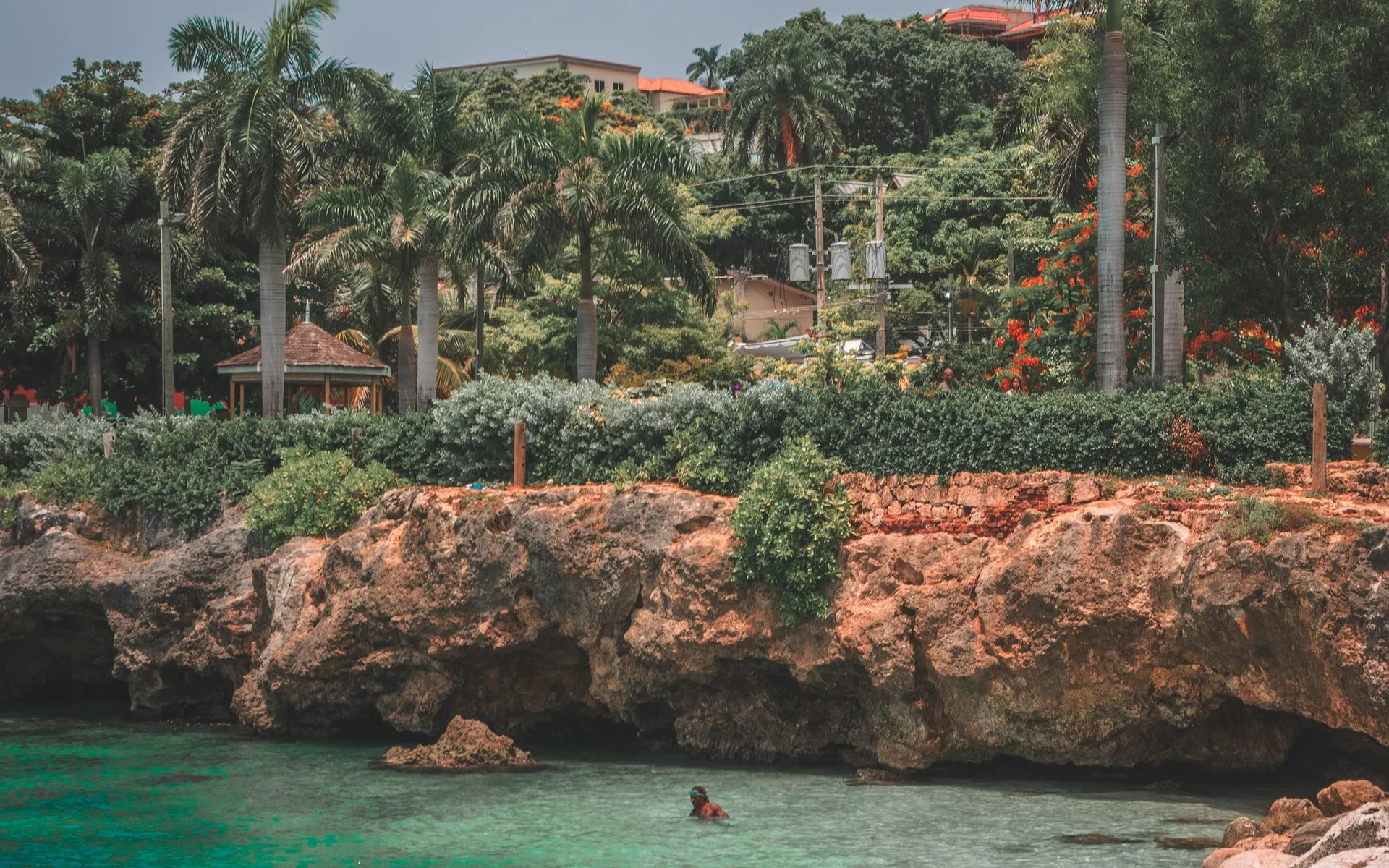 Montego Bay s palmami a tyrkysovou vodou