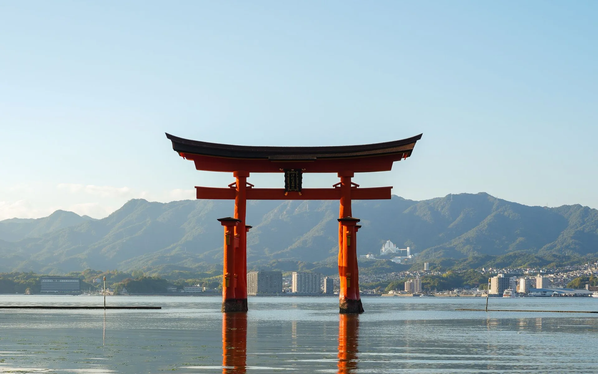Torii pri svätyni Itsukushima nad vodou