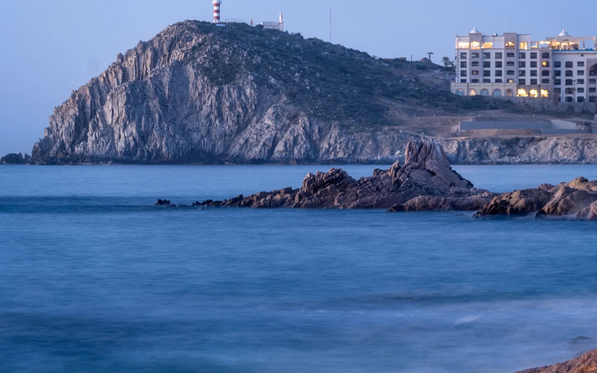 Skalnaté pobrežie s majákom pri Cabo San Lucas