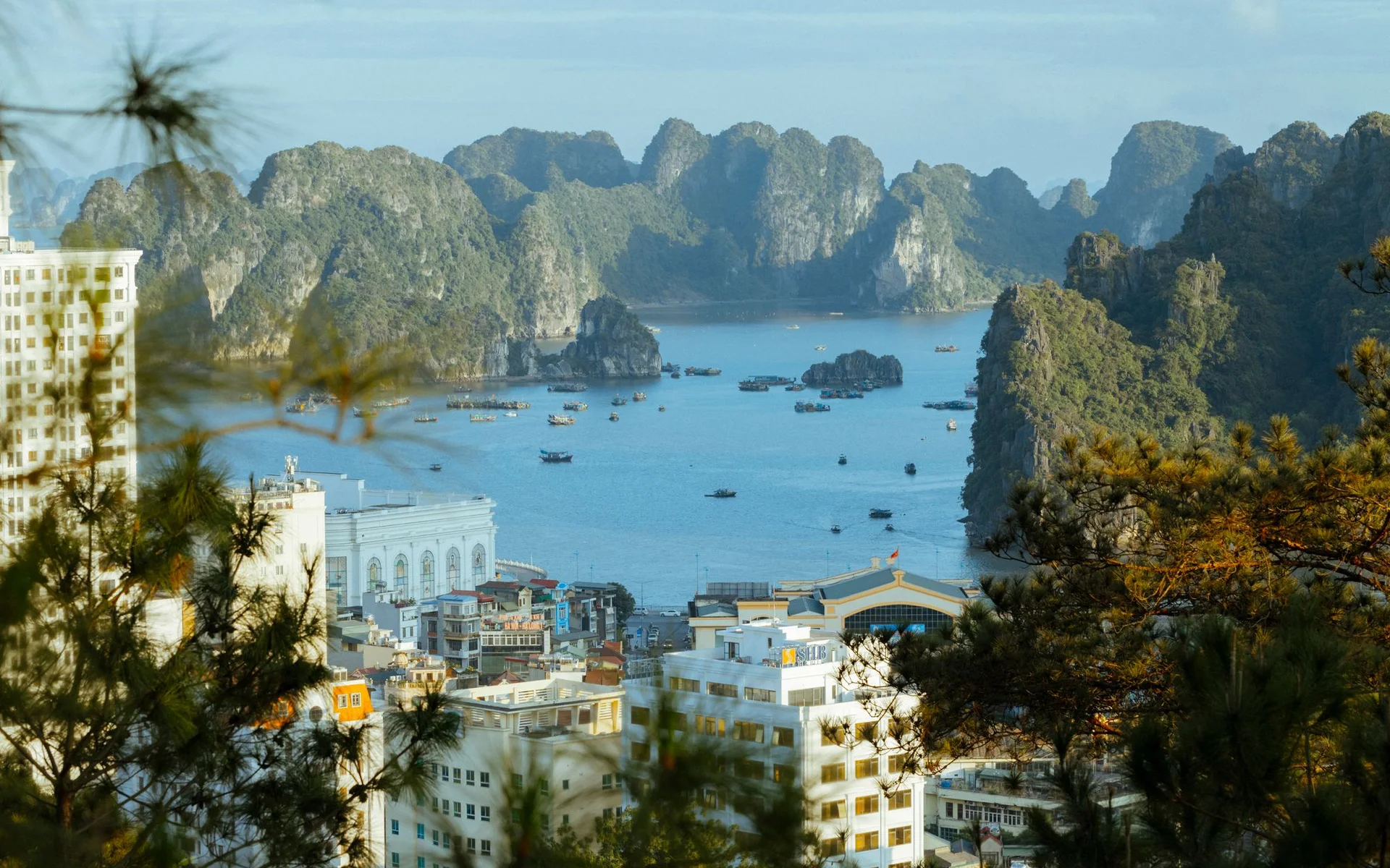 Letecký pohľad na zátoku Halong so skalnými útvarmi