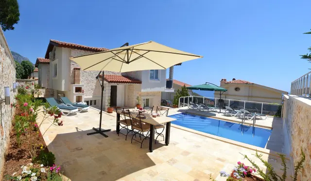 BookNoFees: ubytovanie, Kalkan, Kas, Antalya – Terasa s jedálenským stolom, slnečníkom, bazénom a ležadlami
