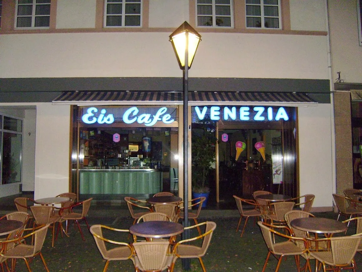 BookNoFees: Zmrzlina – Eis Café Venezia – Arnsberg – Tu je Café Venezia, fotka 1