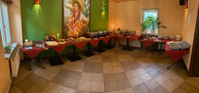 BookNoFees: Reštaurácia – La Paz – Berlin – La Paz, fotka 3