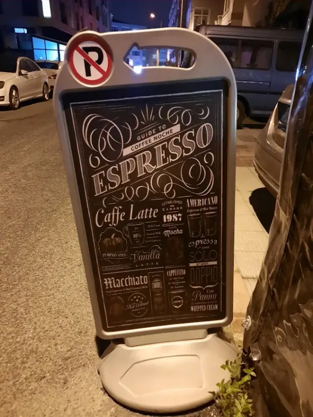 BookNoFees: Kaviareň – Coffee Noche – Istanbul – Káva v noci, fotka 2