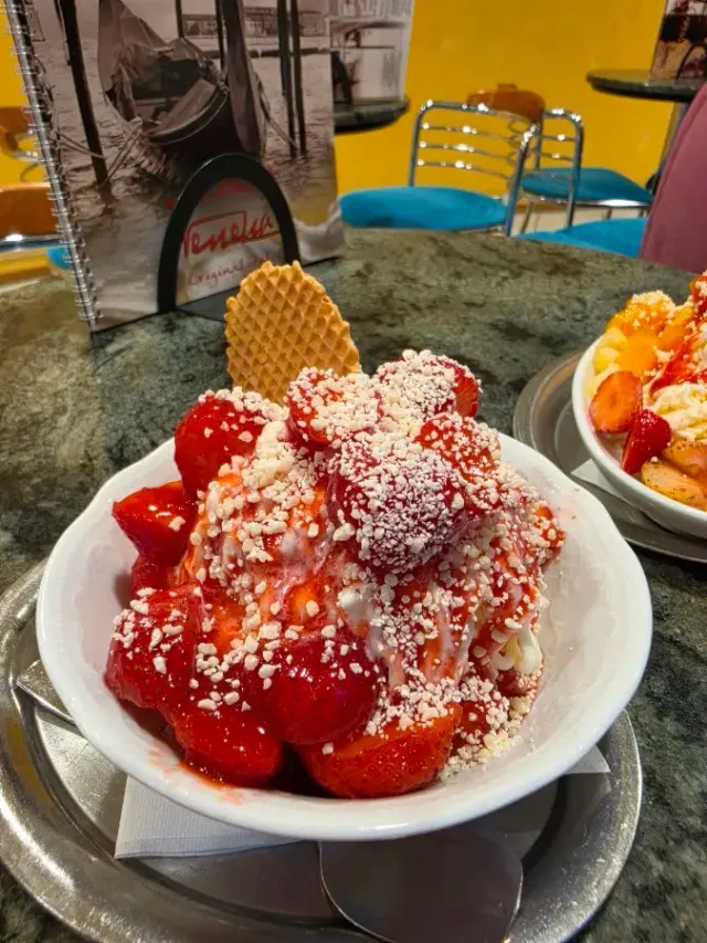 BookNoFees: Reštaurácia – Eiscafé Venezia – Marsberg – Kaviareň Eiscafé Venezia, fotka 2