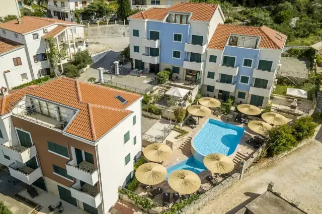 BookNoFees: Pokojný apartmán s bazénom a záhradou – Slatine