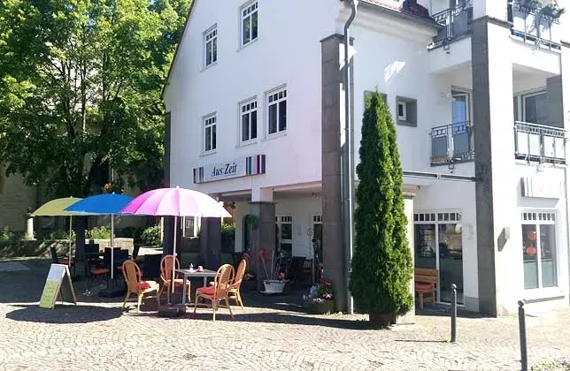 BookNoFees: Kaviareň – Aus:Zeit – Rüthen – Aus:Zeit, fotka 1