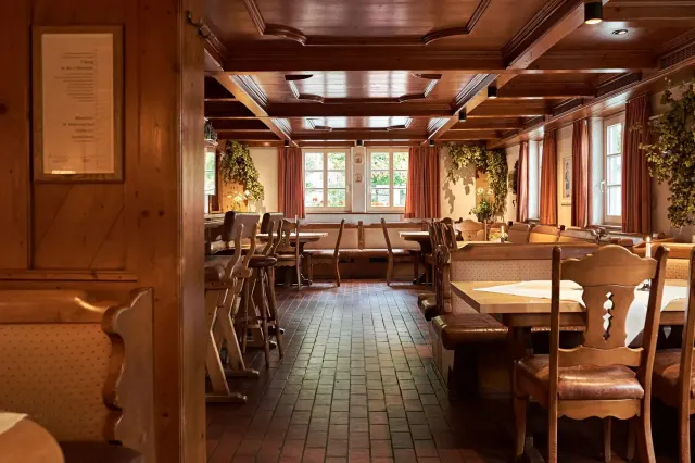BookNoFees: Reštaurácia – Esloher Brauhaus — Domschänke Esselbräu – Eslohe – Pivovar Esloher — piváreň Esselbräu, fotka 2