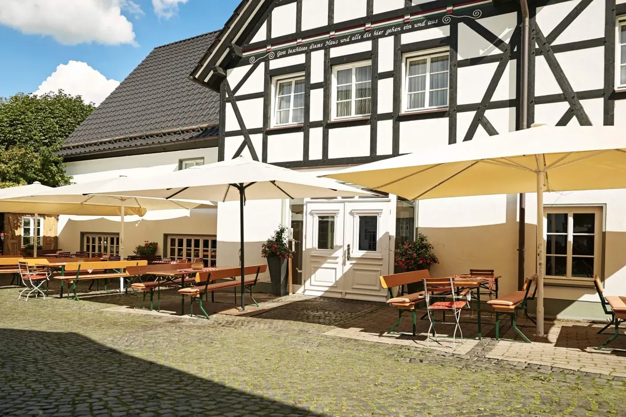 BookNoFees: Reštaurácia – Esloher Brauhaus — Domschänke Esselbräu – Eslohe – Pivovar Esloher — piváreň Esselbräu, fotka 1