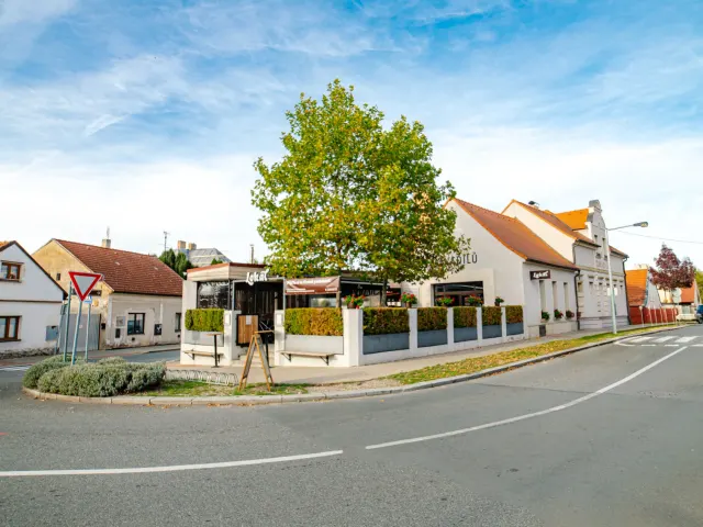 BookNoFees: Reštaurácia – Lokál U Zavadilů – Prague – Hospoda „U Zavadilovcov“, fotka 2