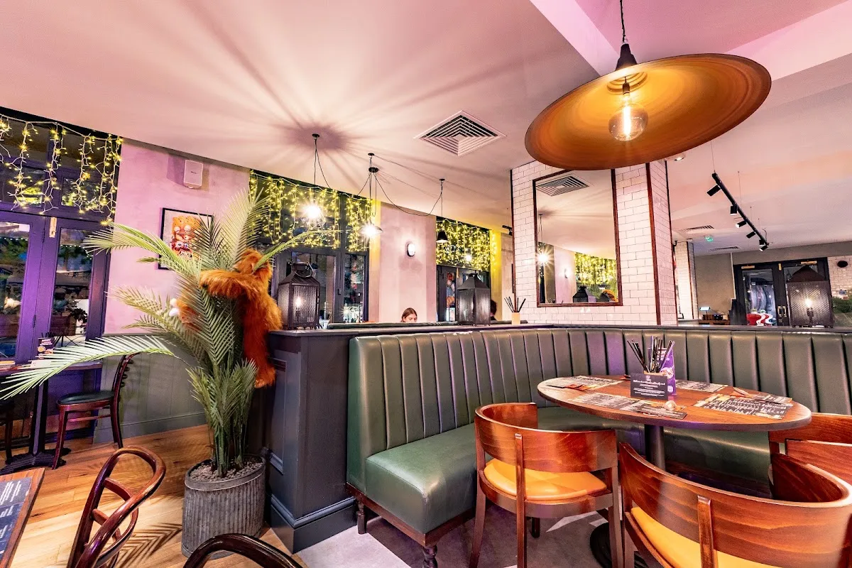 BookNoFees: Reštaurácia – Banana Tree – London – Banánovník, fotka 1