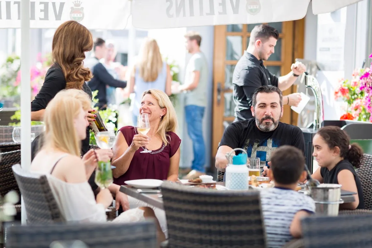 BookNoFees: Reštaurácia – Akropolis Restaurant – Unna – Reštaurácia Akropolis, fotka 1
