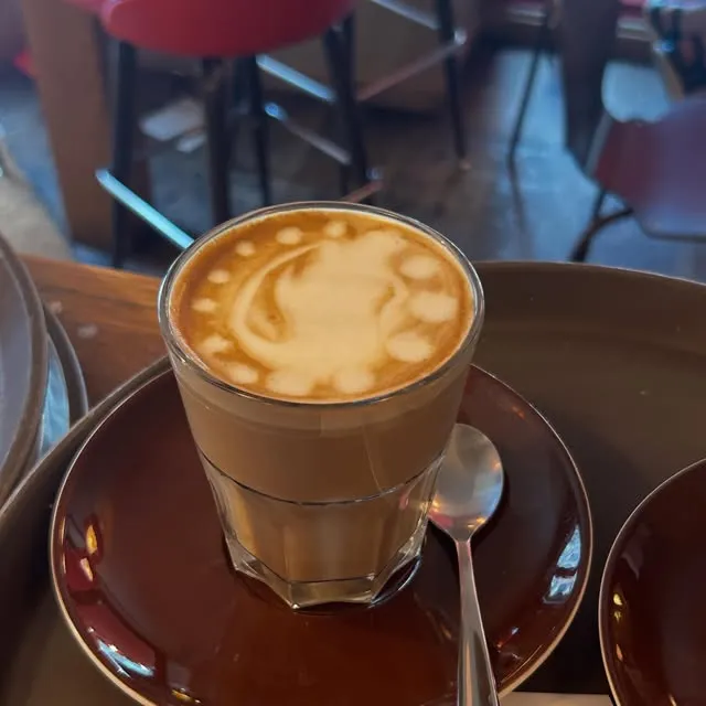 BookNoFees: Kaviareň – Laundromat Cafe – Copenhagen – Kaviareň s práčovňou, fotka 2
