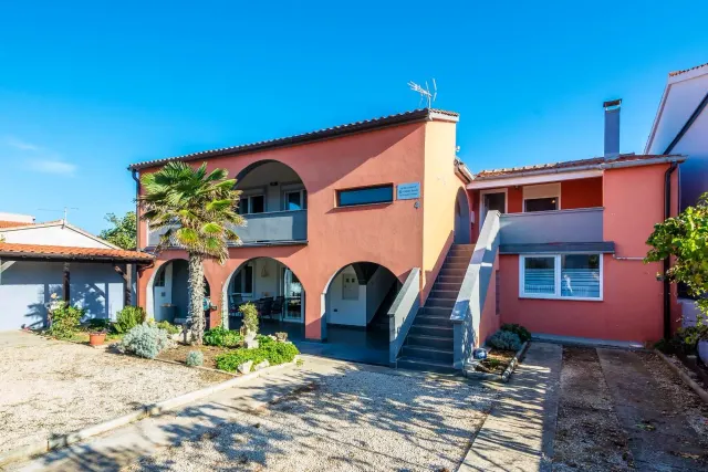 BookNoFees: Pokojný apartmán s výhľadom na záhradu a krytým balkónom – Vir