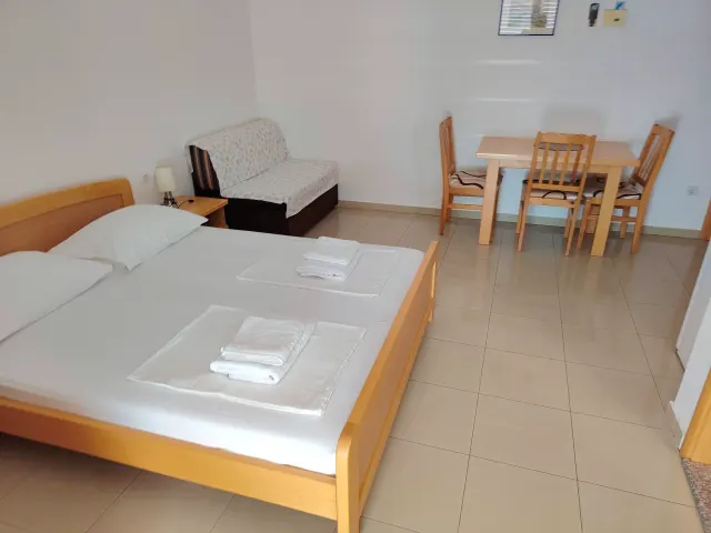 BookNoFees: ubytovanie, Omiš – Pokojné štúdio s balkónom a výhľadom na more