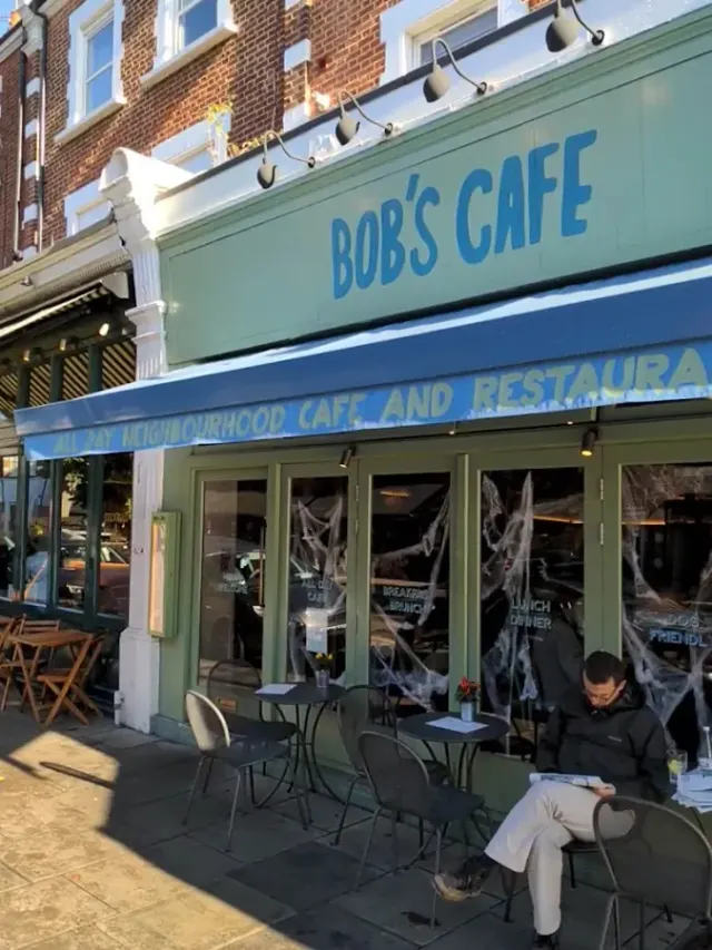 BookNoFees: Kaviareň – Bob's Cafe – London – Bobova kaviareň, fotka 3