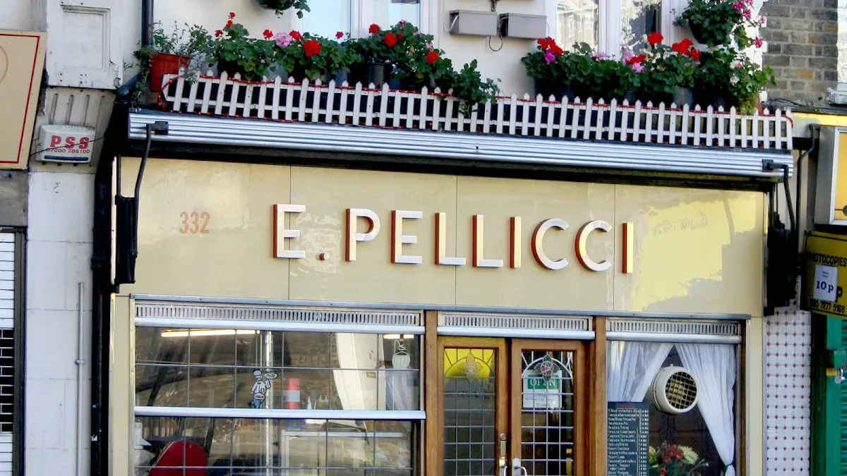 BookNoFees: Kaviareň – E. Pellicci – London – E. Pellicci, fotka 1