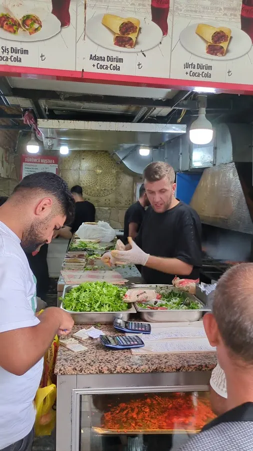 BookNoFees: Kaviareň – Dürümcü Mustafa – Istanbul – Mustafa, predajca dürümov, fotka 2