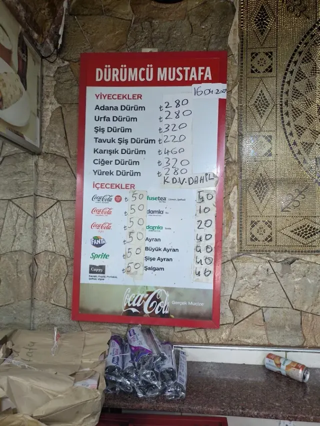 BookNoFees: Kaviareň – Dürümcü Mustafa – Istanbul – Mustafa, predajca dürümov, fotka 3