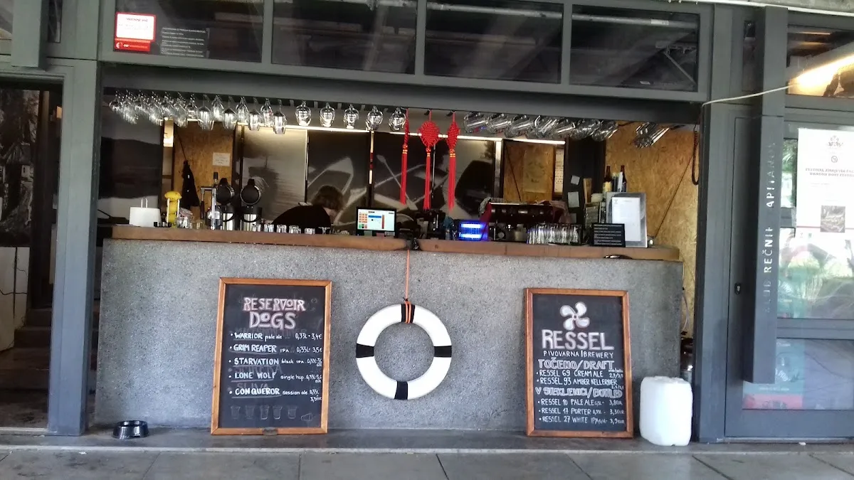 BookNoFees: Kaviareň – Klub rečnih kapitanov – Ljubljana – Klub riečnych kapitánov, fotka 1
