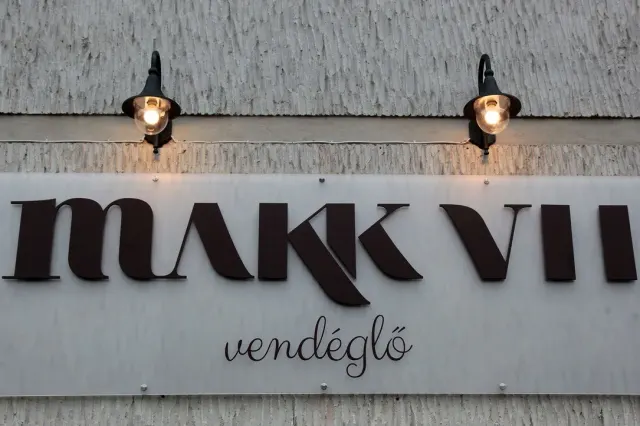 BookNoFees: Reštaurácia – Makk VII – Budapest – Makk VII, fotka 3