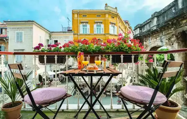 BookNoFees: Porta Aurea! Romantické balkóny s nádherným výhľadom – Pula