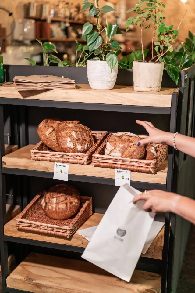 BookNoFees: Kaviareň – Kavárna co hledá jméno – Prague – Kaviareň, ktorá hľadá názov, fotka 3