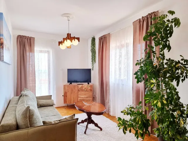 BookNoFees: Pokojný apartmán s balkónom a spoločným bazénom – Okrug Gornji