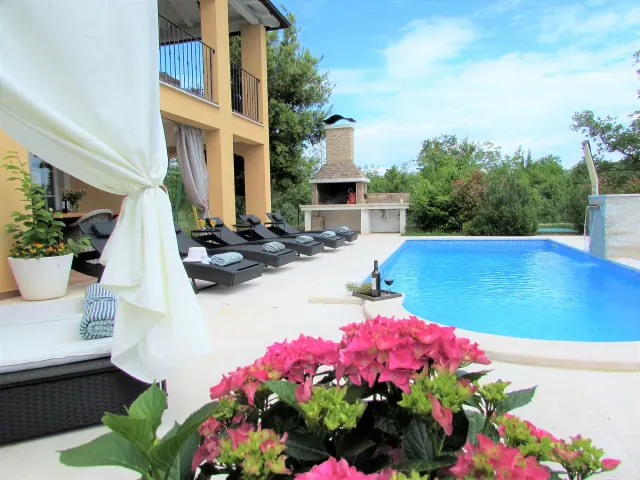 BookNoFees: Vila Ari s bazénom, vírivkou a saunou – Rakalj