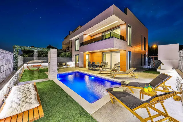 BookNoFees: Moderná vila s bazénom a priestrannou terasou – Kastel Stafilic
