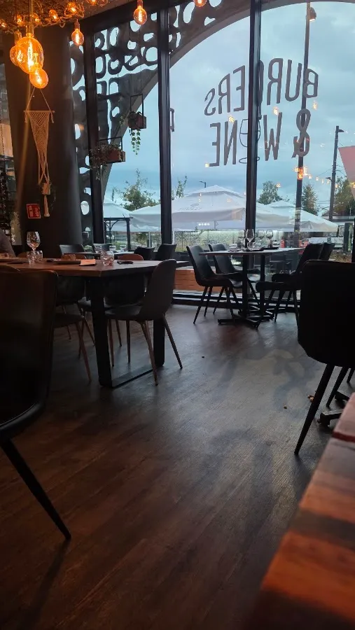 BookNoFees: Reštaurácia – Burgers & Wine – Helsinki – Burgers & Wine, fotka 1
