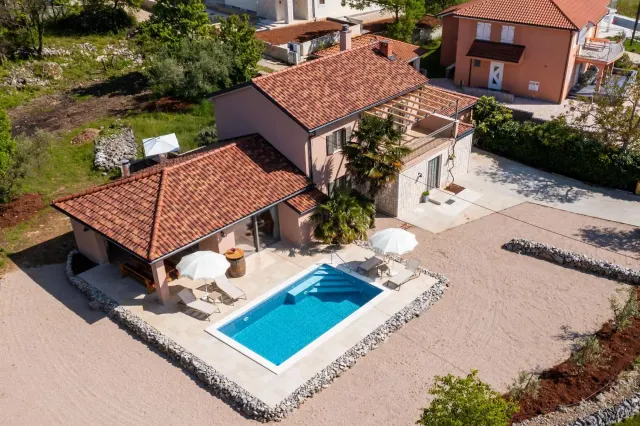 BookNoFees: Kamenná vila s bazénom a saunou – Malinska