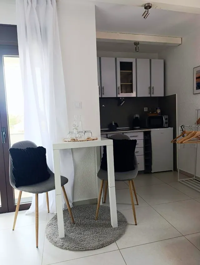 BookNoFees: Pokojný štúdiový apartmán s balkónom a bazénom – Vir