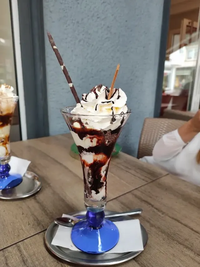 BookNoFees: Reštaurácia – Eiscafé mit Herz – Meinerzhagen – Kaviareň so zmrzlinou s dušou, fotka 2