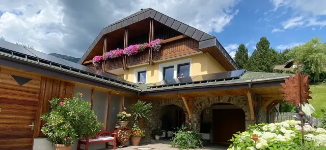BookNoFees: Štýlový apartmán so záhradou a krbom – St. Michael Im Lungau