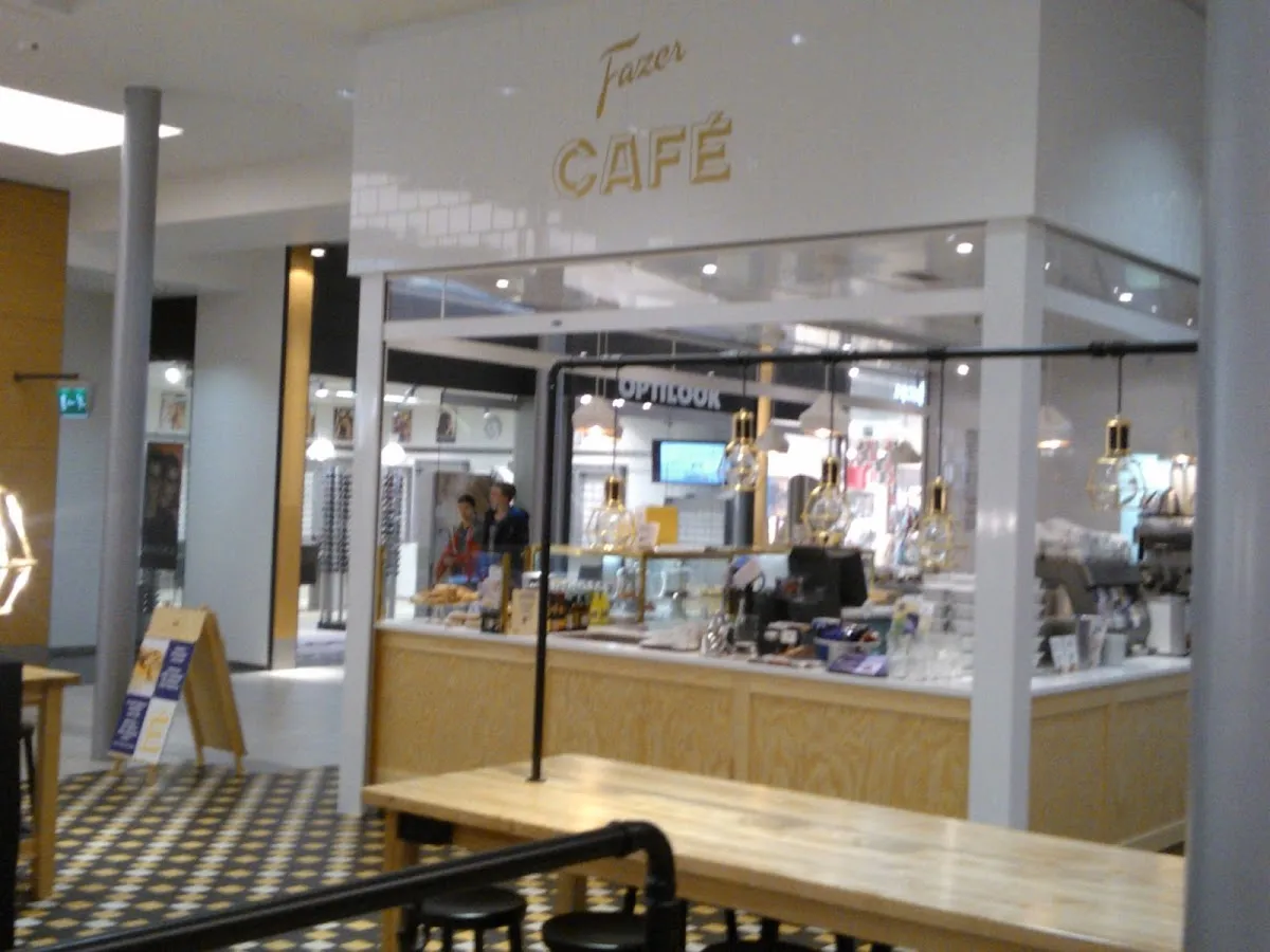 BookNoFees: Kaviareň – Fazer Café – Helsinki – Príprava kávy, fotka 1