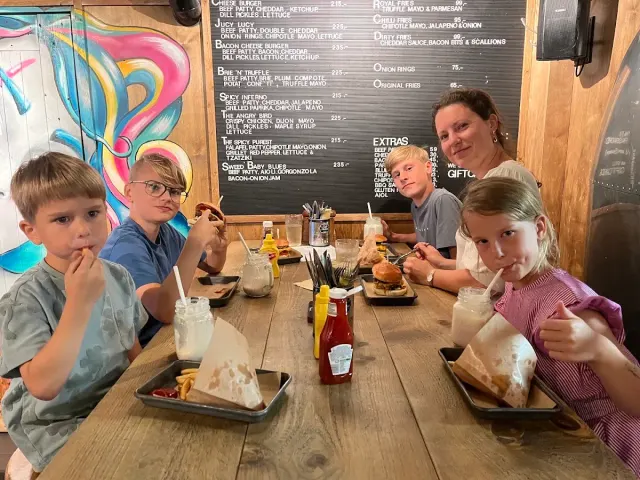 BookNoFees: Reštaurácia – Burger Joint – Oslo – Burger Joint, fotka 2