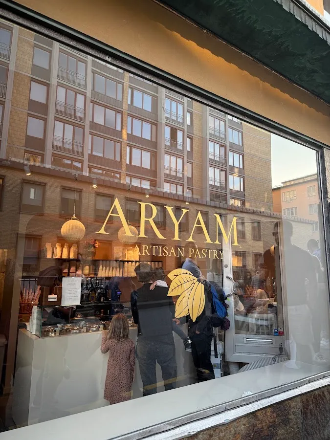 BookNoFees: Zmrzlina – Aryam – Stockholm – Vstaň, fotka 1