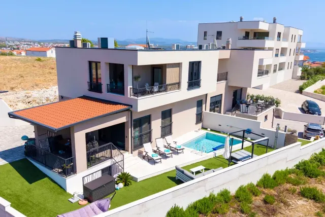 BookNoFees: Pokojný apartmán so súkromným bazénom a výhľadom na more – Vodice