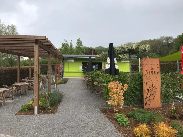 BookNoFees: Občerstvenie – Flora — Essbar im Park – Hemer – Flora — Jedlé v parku, fotka 2