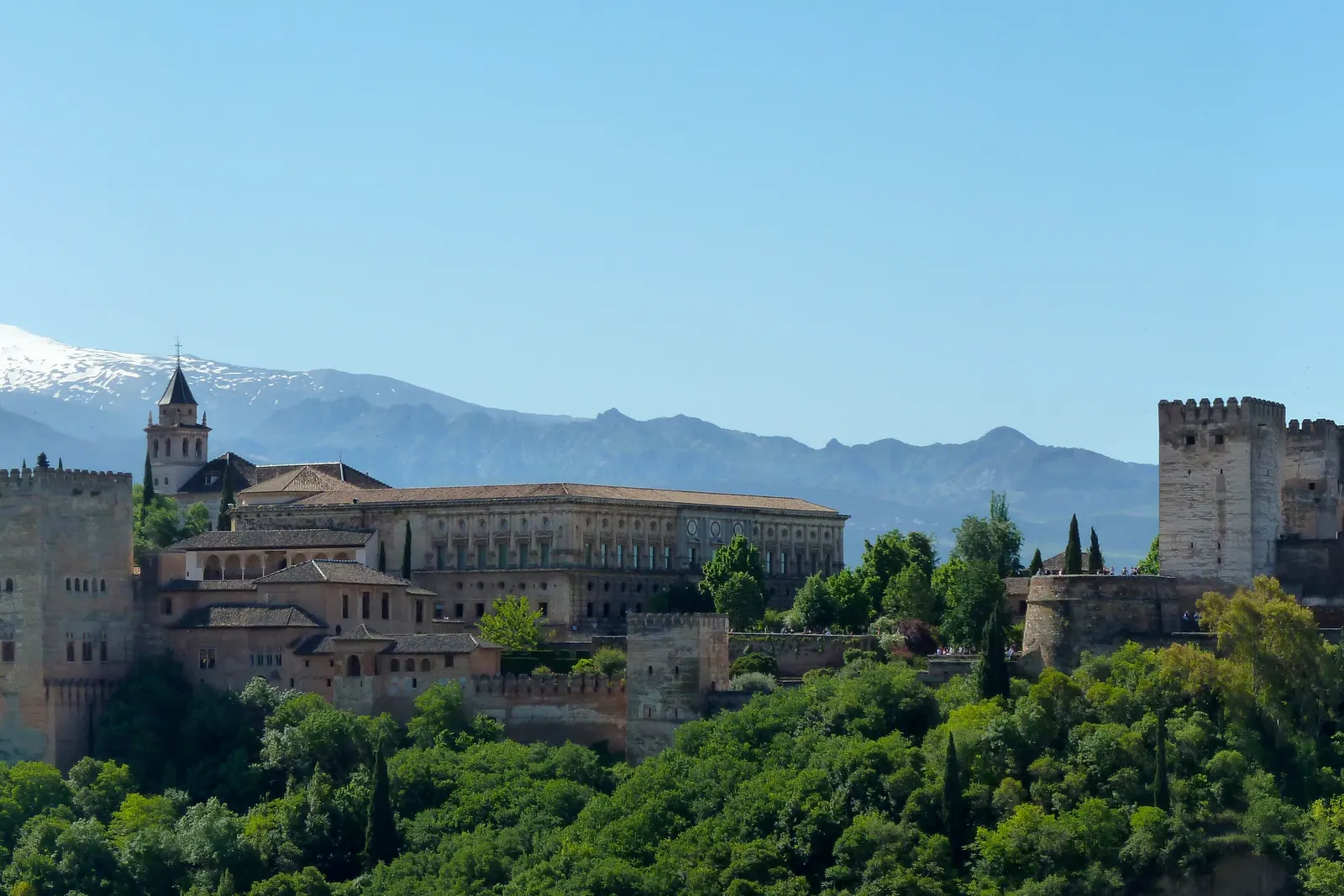 Sprievodca BookNoFees po Andalúzii, Španielsko: Alhambra v Granade s pohorím Sierra Nevada v pozadí