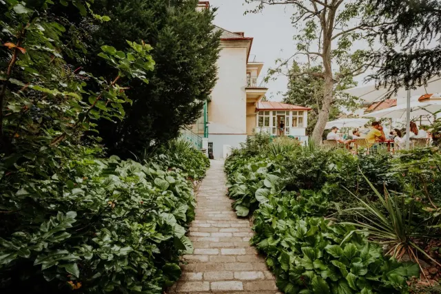 BookNoFees: Kaviareň – Vila 63 – Prague – Vila 63, fotka 2