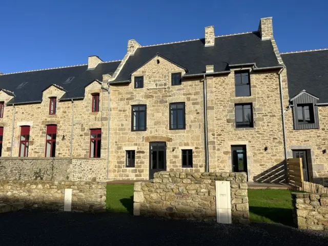BookNoFees: Štýlový kamenný dom so záhradou a nabíjačkou elektromobilov – Saint Malo